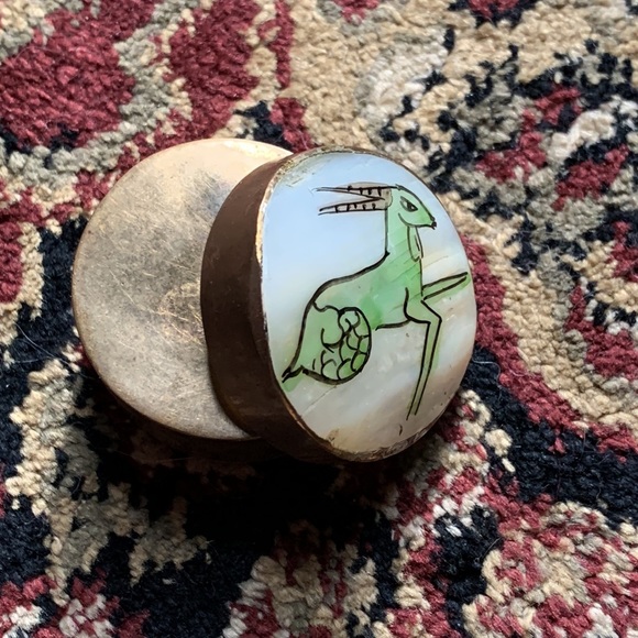 Mother of Pearl and Brass Trinket Ring Box, with Capricorn. Vintage. - Picture 6 of 6